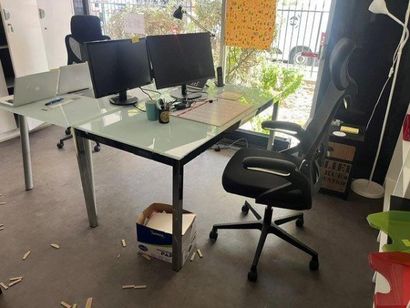 - 1 rayonnage stratifié bois à 9 casiers
-...