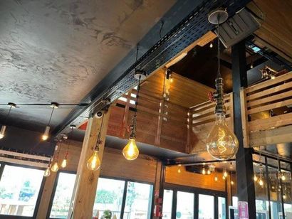 12 suspensions lumineuses de bar (Lot situé...