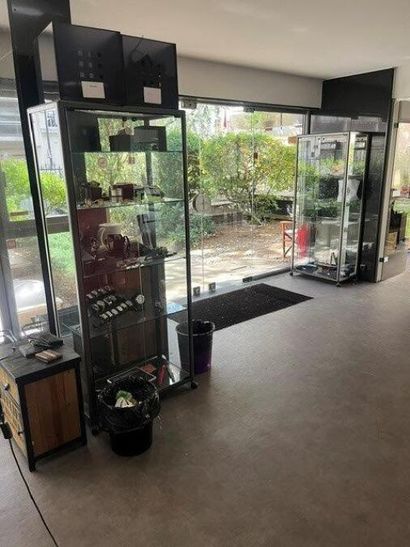 - 1 meuble bas de rangement métallique MAISON...