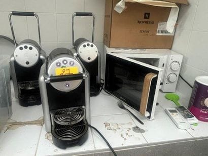 - 3 machines à café NESPRESSO
- 1 micro-ondes...