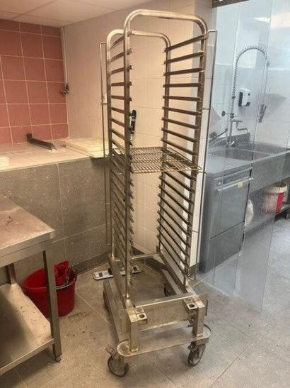 - 3 tables inox 1.80 ml 2 plateaux 
- 1 échelle...