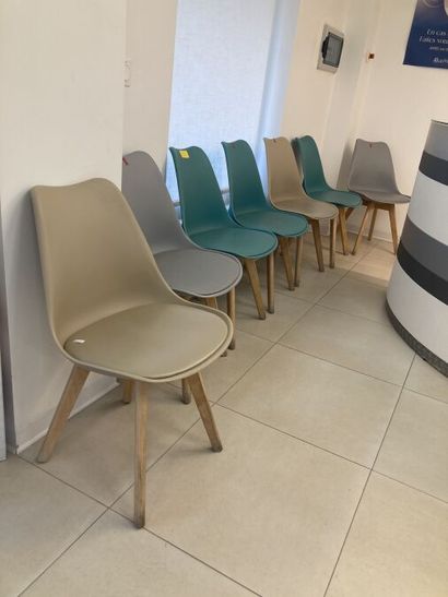 Ensemble de mobilier comprenant :
- 3 fauteuils...