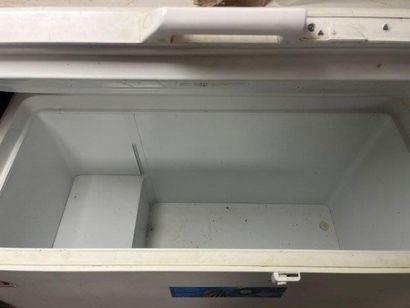 - 4 congélateurs coffres
- 1 réfrigérateur...