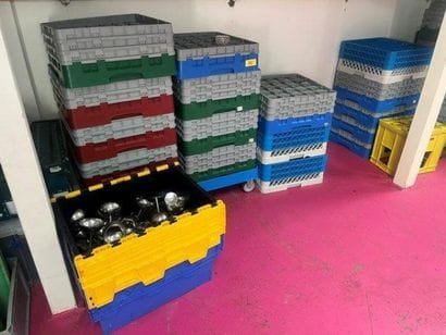 1 lot de cagettes en PVC avec verres divers...