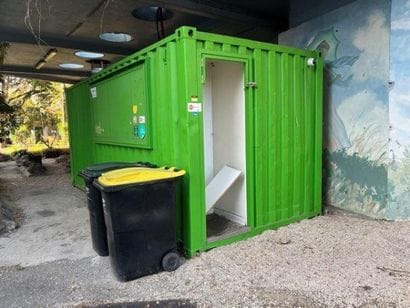 1 Container maritime vert d'environ 8 ml...