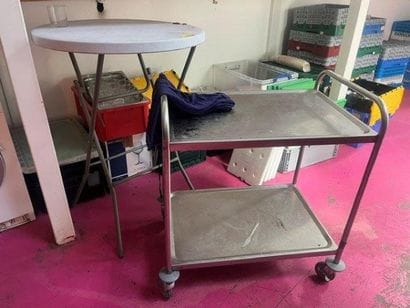 - 1 mange-debout PVC pliant 
- 1 desserte...