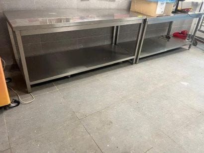 - 3 tables inox 1.80 ml 2 plateaux 
- 1 échelle...