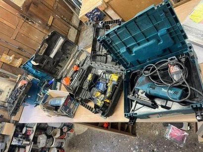 - 1 rabot BOSCH
- 1 ponceuse filaire BOSCH
-...