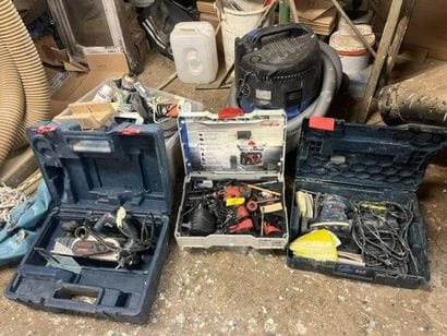 - 1 rabot BOSCH
- 1 ponceuse filaire BOSCH
-...