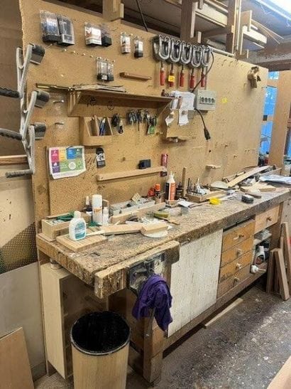 1 établi en bois à tiroirs (Ref. 8)

VENTE...