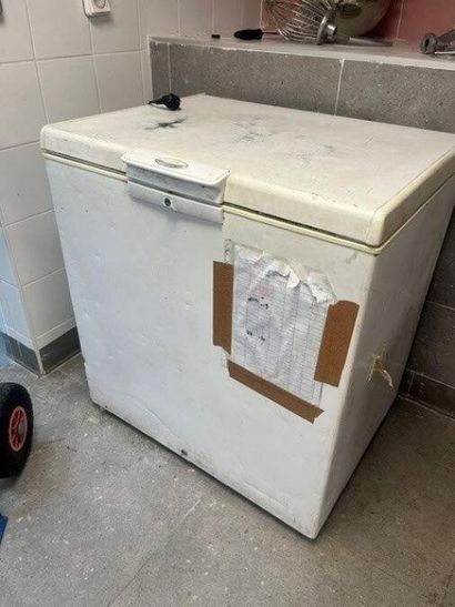 - 4 congélateurs coffres
- 1 réfrigérateur...