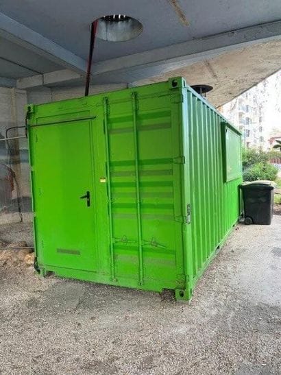 1 Container maritime vert d'environ 8 ml...