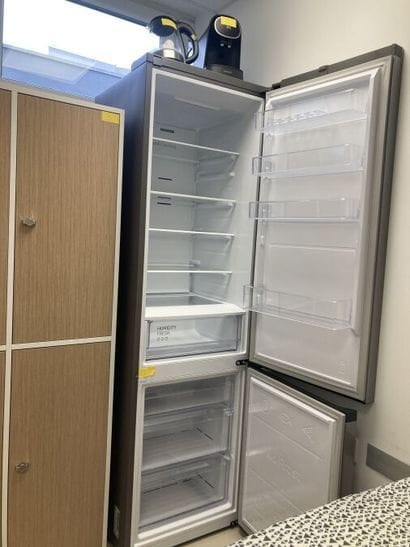 Ensemble d'électroménager comprenant :
-...