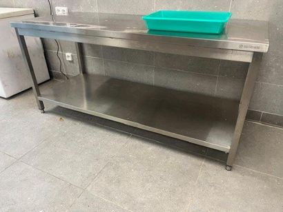 - 3 tables inox 1.80 ml 2 plateaux 
- 1 échelle...