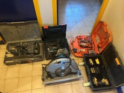 - 1 visseuse avec 2 batteries et chargeur...