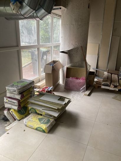 Ensemble de matériaux de chantier comprenant...