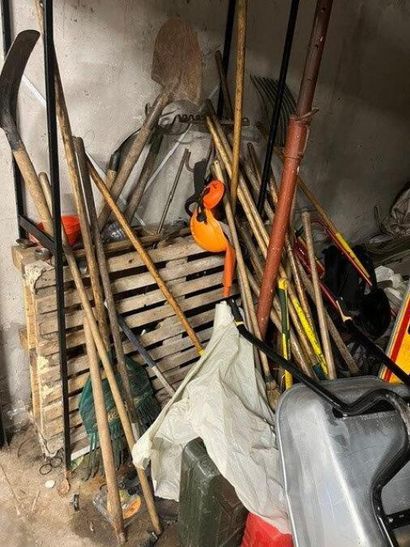 1 lot d'outillages manuels comprenant : Fourches,...