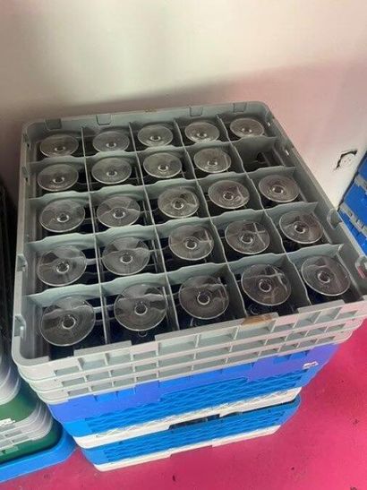 1 lot de cagettes en PVC avec verres divers...