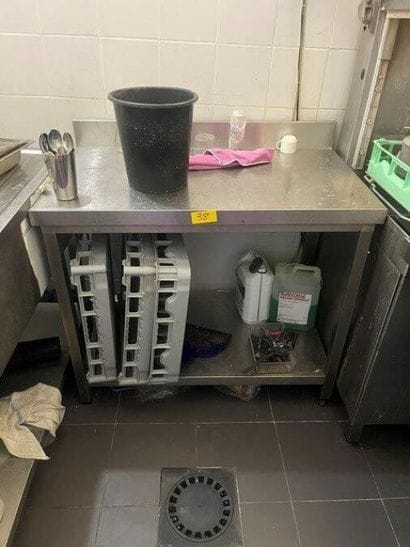 1 table inox 2 plateaux de 1 ml avec rehaut

VENTE...