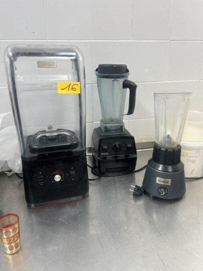 - 1 blender CASSELIN 
- 1 mixer SANTOS
-...