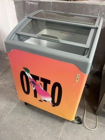 - 4 congélateurs coffres
- 1 réfrigérateur...