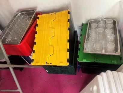 1 lot de cagettes en PVC avec verres divers...