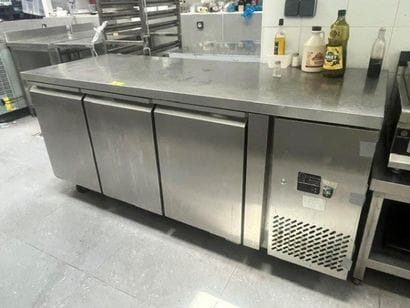 1 tour réfrigéré (+) inox 3 portes

VENTE...