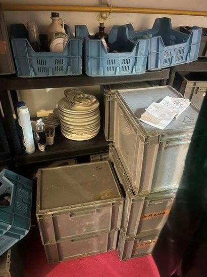 1 lot de cagettes en PVC avec verres divers...