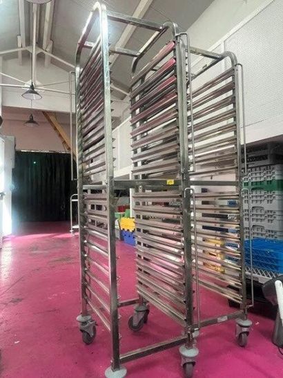 - 1 porte bac inox mobile
- 3 échelles gastro

VENTE...