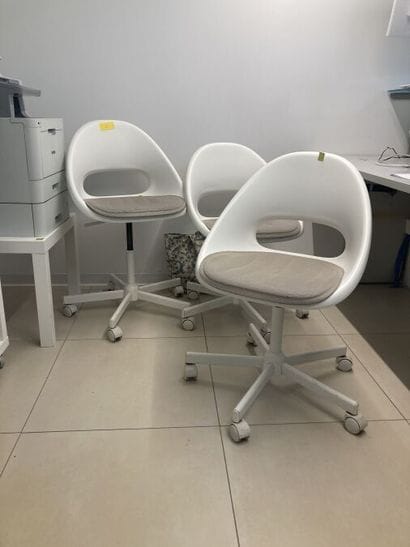 Ensemble de mobilier comprenant :
- 3 fauteuils...