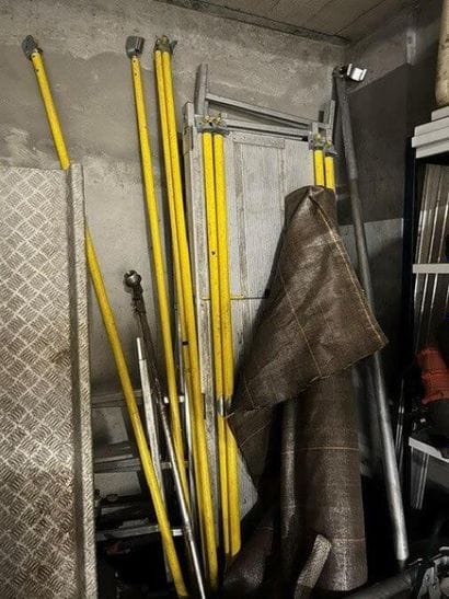 - 1 partie d'échafaudage 
- 1 échelle en...