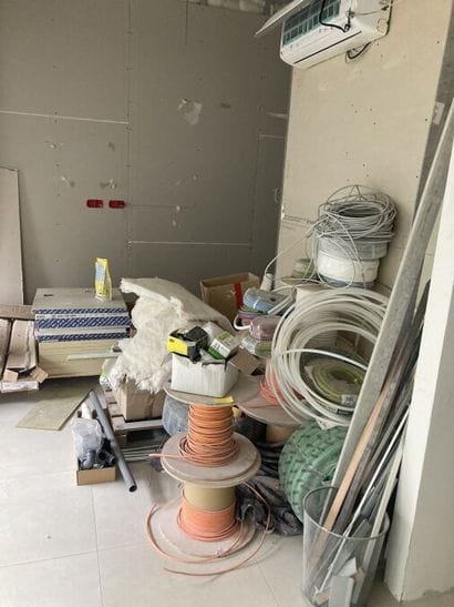 Ensemble de matériaux de chantier comprenant...
