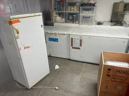 - 4 congélateurs coffres
- 1 réfrigérateur...