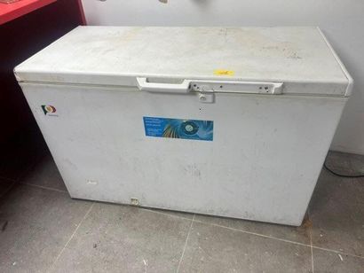 - 4 congélateurs coffres
- 1 réfrigérateur...
