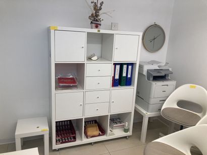 Ensemble de mobilier comprenant :
- 3 fauteuils...