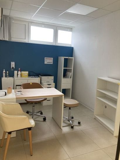 Ensemble de mobilier comprenant :
- 1 bureau...