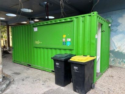 1 Container maritime vert d'environ 8 ml...