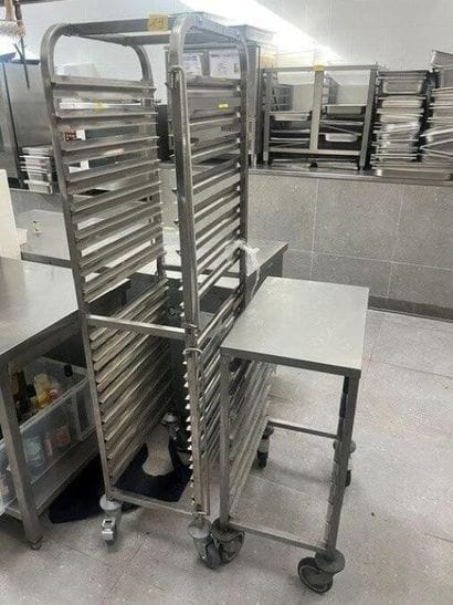 - 1 porte bac inox mobile
- 3 échelles gastro

VENTE...