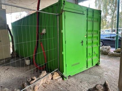 1 Container maritime vert d'environ 8 ml...