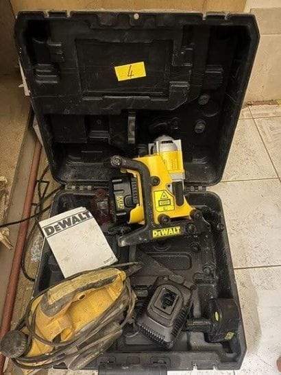 - 1 laser DEWALT DW073 + batteries + chargeur
-...