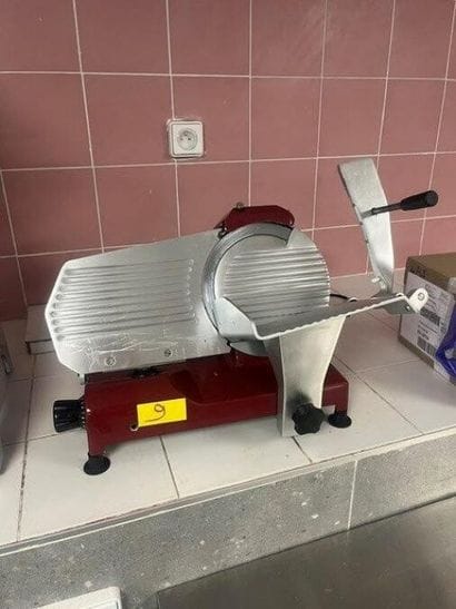 1 trancheuse à jambon

VENTE AUX ENCHERES...