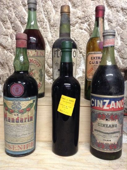 6 bouteilles : Lot de 6 bouteilles d'alcool...