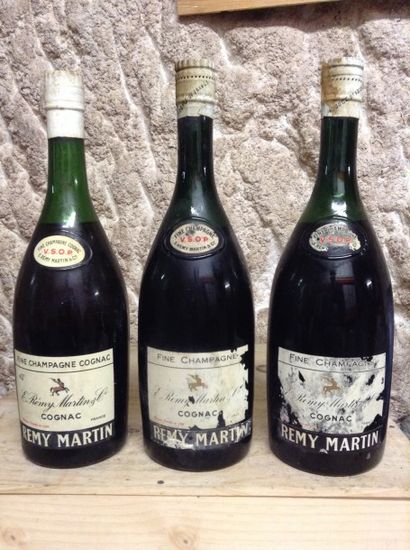 3 bouteilles : COGNAC REMY MARTIN VSOP (niveau...