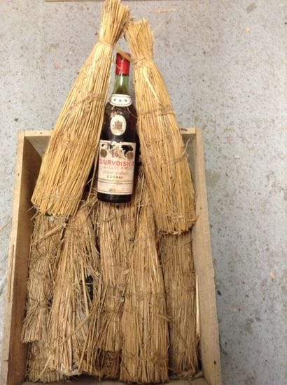 12 bouteilles : COGNAC COURVOISIER.