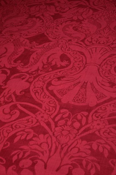 Important table rug in raspberry damask,...
