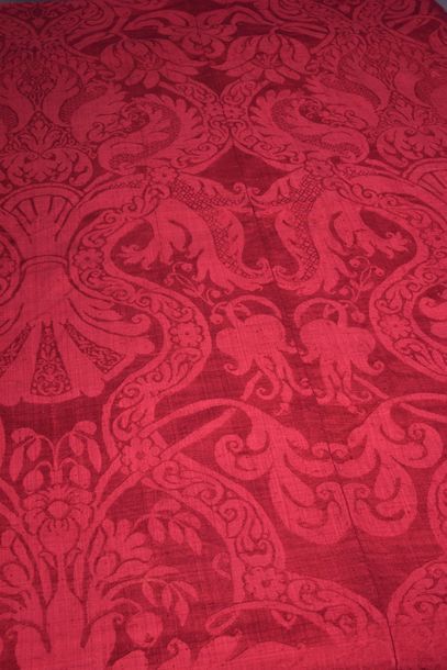 Important table rug in raspberry damask,...