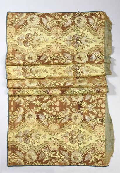 Bed slope in lace or louvered lampas, early...