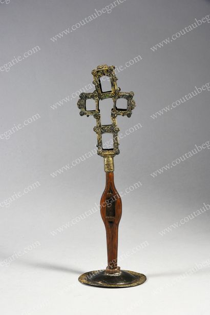 AUTEL CROSS.
Gilt bronze mounting with cloisonné...
