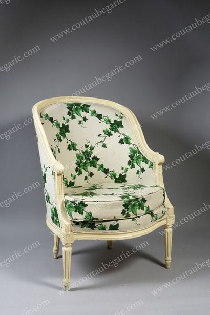 GONDOLE SHEET.
In white painted wood, moulded...