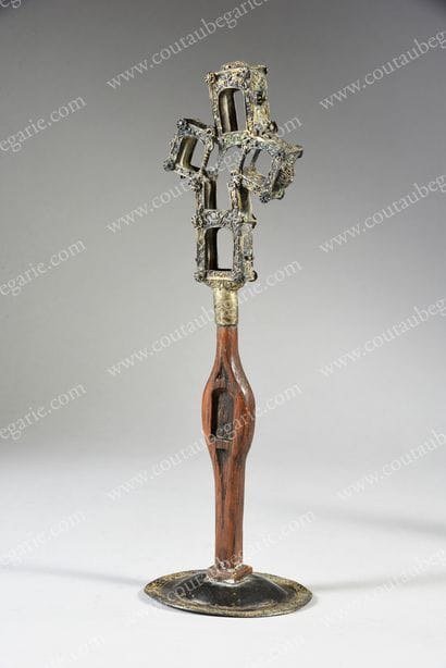 AUTEL CROSS.
Gilt bronze mounting with cloisonné...